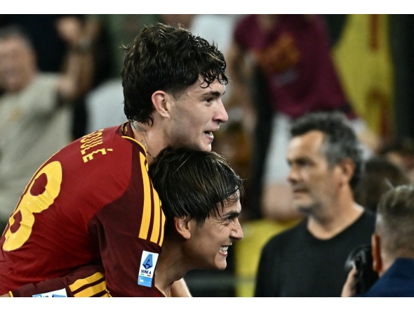 Roma's Argentinian forward #18 Matيas Soulé (L) celebrates with team mate Argentinian forward #21 Paulo Dybala (R) after scoring a goal during the Italian Serie A football match between Roma and Atalanta at the Olympic Stadium in Rome on September 5 2026. (Photo by Filippo MONTEFORTE / AFP)