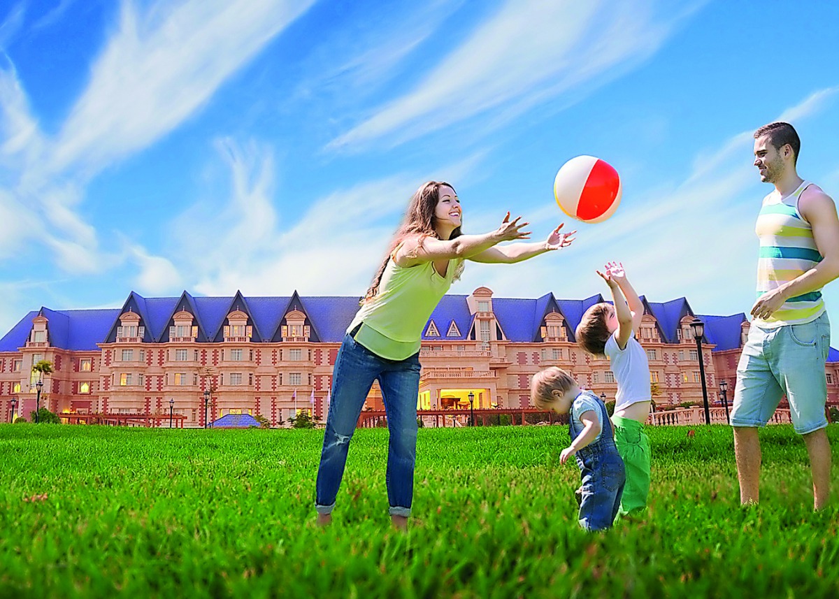 A family at Aziziyah Boutique Hotel.