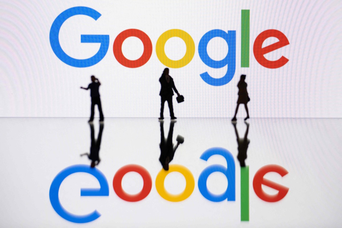 This illustration photograph taken on October 30, 2023, in Mulhouse, eastern France, shows figurines next to a screen displaying a logo of Google, a US multinational technology company. Photo by SEBASTIEN BOZON / AFP