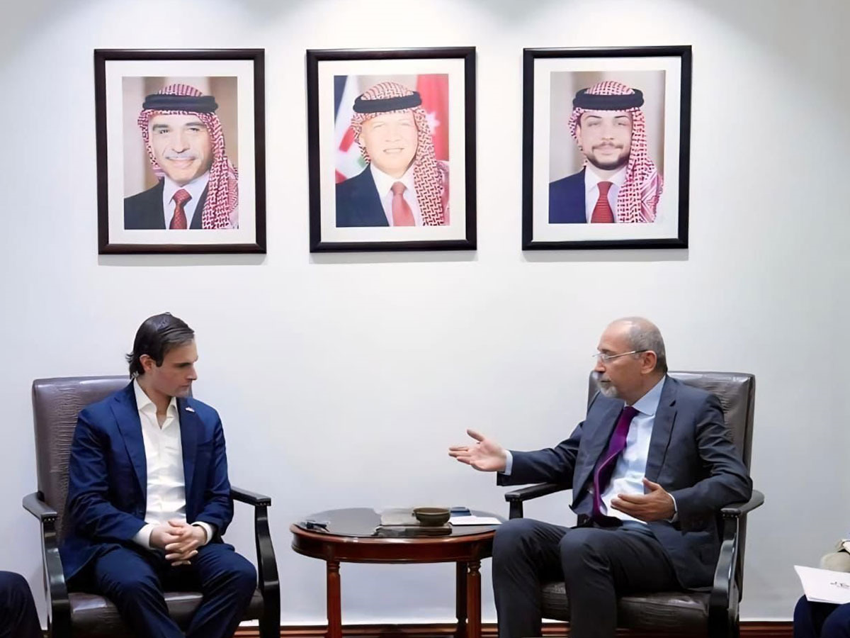 Jordan's Foreign Minister Ayman Safadi with US Under-Secretary for Foreign Assistance, Humanitarian Affairs and Religious Freedom Jeremy Lewin, who is currently visiting the Kingdom.