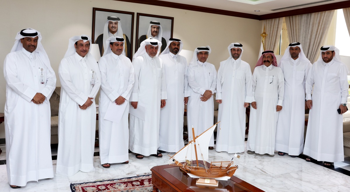 The Minister of Municipality discusses with a number of fishermen ways to support and develop the fishing sector
